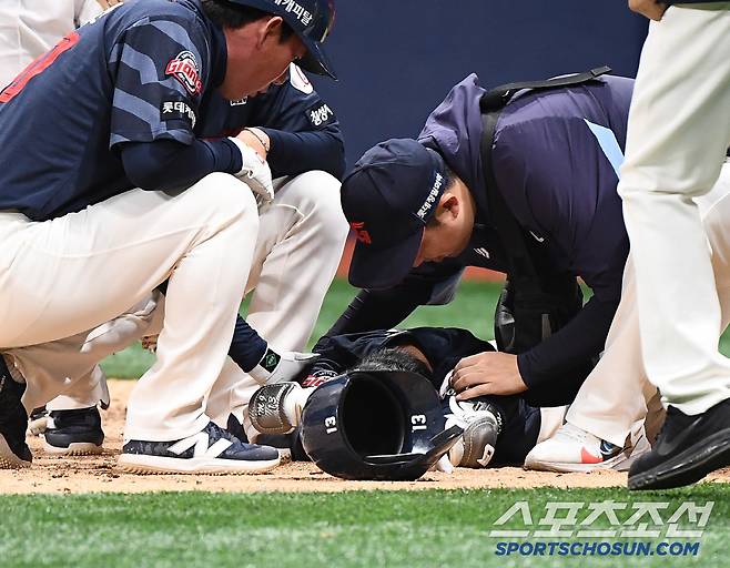 29일 서울 고척스카이돔에서 열린 롯데-키움전. 7회초 1사 1, 2루 전민재가 헤드샷에 쓰러졌다. 코치들이 달려가 상태를 살피고 있다. 고척=정재근 기자 cjg@sportschosun.com/2025.4.29/