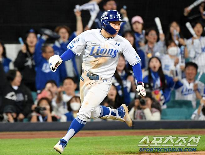 24일 대구 라이온즈파크에서 열린 삼성 라이온즈와 KIA 타이거즈의 경기. 6회말 1사 1,2루 삼성 김지찬이 안타를 날린 뒤 KIA 중견수 최원준 실책을 틈타 득점까지 올리고 있다. 대구=박재만 기자 pjm@sportschosun.com/2025.04.24/