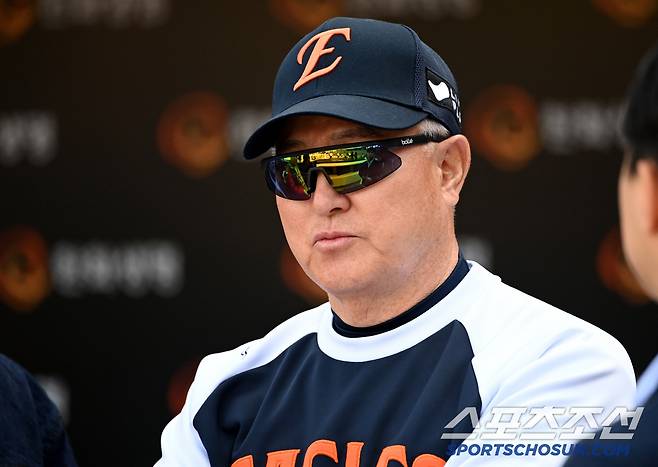 29일 대전한화생명볼파크에서 열린 LG와 한화의 경기, 한화 김경문 감독이 취재진과 이야기를 나누고 있다. 대전=허상욱 기자wook@sportschosun.com/2025.04.29/