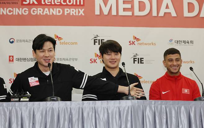 답변하는 구본길<저작권자(c) 연합뉴스, 무단 전재-재배포, AI 학습 및 활용 금지>