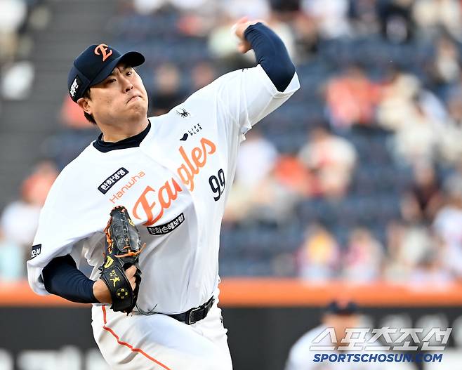 30일 대전한화생명볼파크에서 열린 LG와 한화의 경기, 한화 선발투수 류현진이 역투하고 있다. 대전=허상욱 기자wook@sportschosun.comm/2025.04.30/