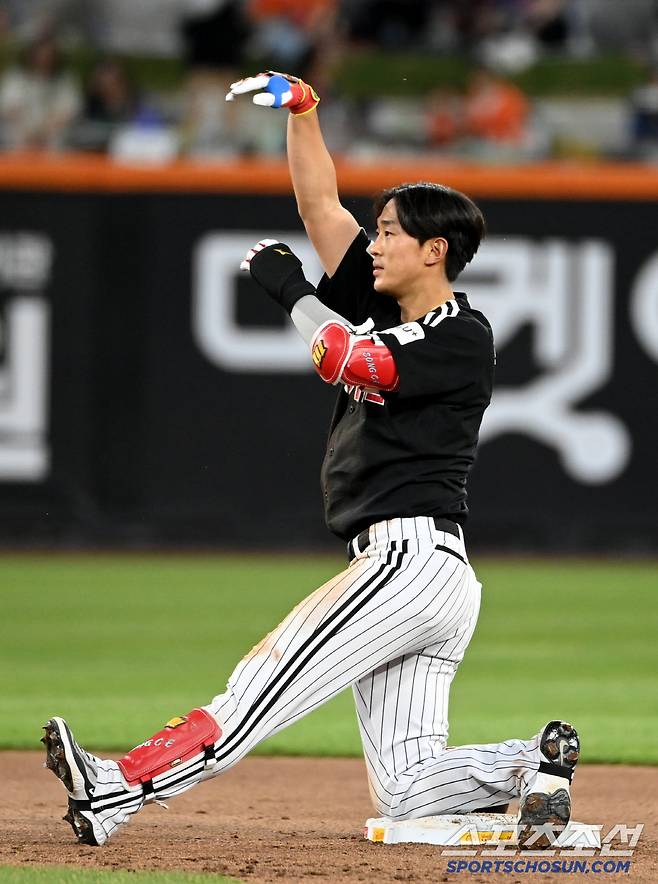 30일 대전한화생명볼파크에서 열린 LG와 한화의 경기, 4회초 LG 송찬의가 2루타를 치고 세리머니를 하고 있다. 대전=허상욱 기자wook@sportschosun.comm/2025.04.30/