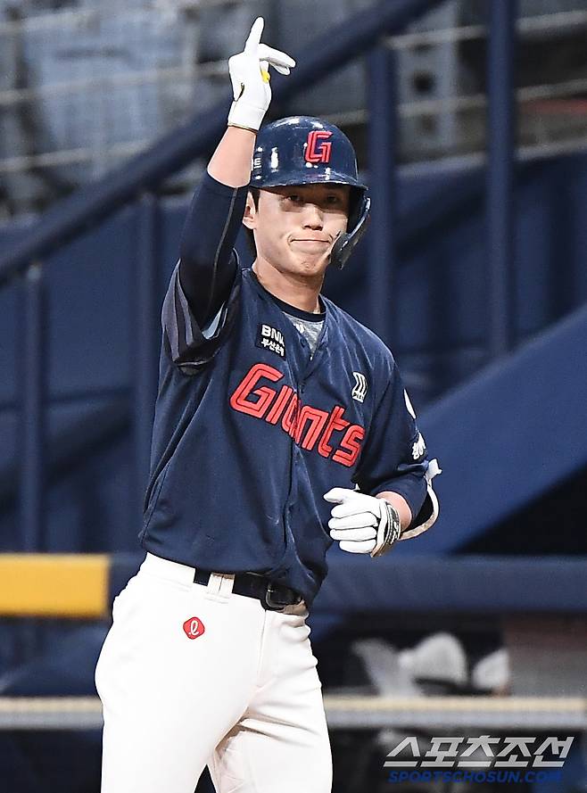 29일 서울 고척스카이돔에서 열린 롯데-키움전. 2회초 1사 2루 전민재가 안타를 친 후 기뻐하고 있다. 고척=정재근 기자 cjg@sportschosun.com/2025.4.29/