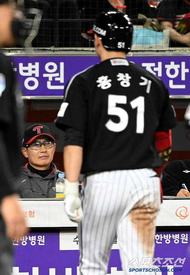 30일 대전한화생명볼파크에서 열린 LG와 한화의 경기, 4회초 LG 염경엽 감독이 한화 류현진에 삼진을 당하고 들어오는 홍창기를 바라보고 있다. 대전=허상욱 기자wook@sportschosun.comm/2025.04.30/
