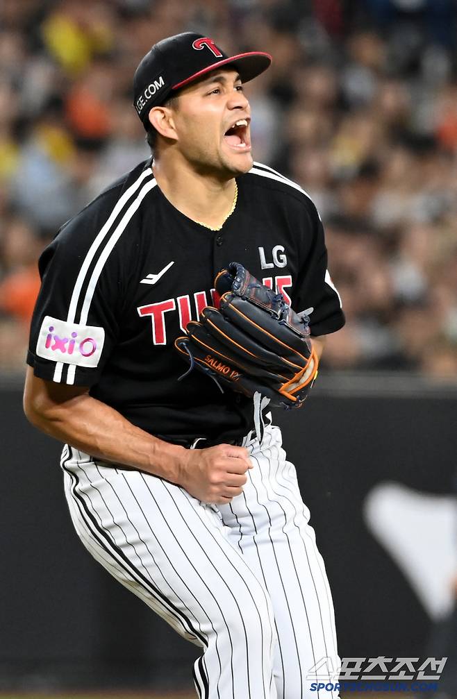 30일 대전한화생명볼파크에서 열린 LG와 한화의 경기, 6회말 2사 1루 LG 치리노스가 한화 채은성을 스트라이크 아웃 낫아웃으로 잡아내며 환호하고 있다. 대전=허상욱 기자wook@sportschosun.com/2025.04.30/