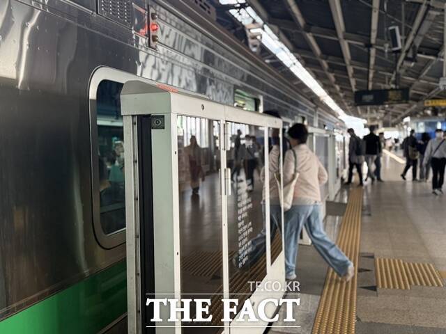 서울 시내버스 노사 협상 결렬로 준법투쟁에 돌입한 30일 출근길 시민들은 혹여나 늦을까 노심초사했다. 우려했던 교통대란은 없었지만 일부 버스의 배차 간격이 길어지고, 지하철에 승객이 몰리는 등 크고 작은 혼란을 겪었다. /정인지 기자