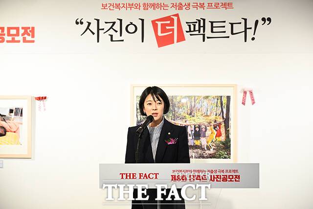 '보건복지부와 함께하는 저출생 극복 프로젝트 <사진이 '더'팩트다>' 시상식이 30일 오후 서울 마포구 KT&G 상상마당 홍대 갤러리에서 열린 가운데 배현진 국민의힘 의원이 축사를 하고 있다. /박헌우 기자