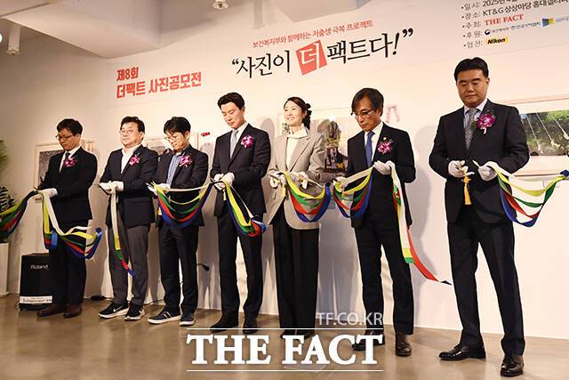 최연송 한국영상기자협회장, 박종현 한국기자협회장, 장은섭 보건복지부 인구정책총괄과장, 김상규 더팩트 대표이사, 강선우 더불어민주당 의원, 김기정 한국인터넷신문협회장, 이호재 한국사진기자협회장(왼쪽부터)이 30일 오후 서울 마포구 KT&G 상상마당 홍대 갤러리에서 열린 '보건복지부와 함께하는 저출생 극복 프로젝트 <사진이 '더'팩트다>' 시상식에 참석해 테이프 커팅을 하고 있다. /서예원 기자