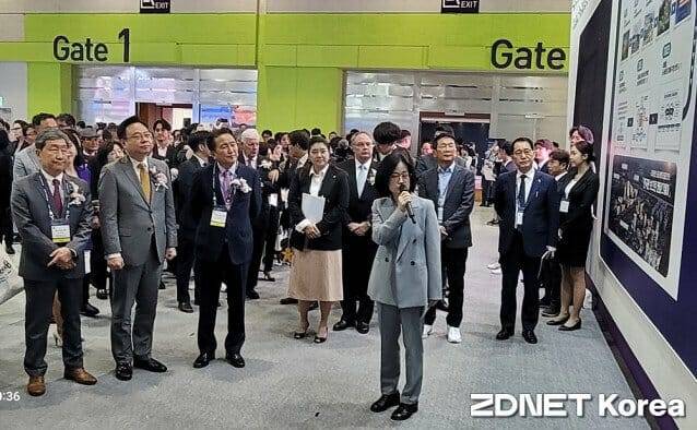 조규홍 보건복지부 장관이 바이오코리아 2024에 참여한 부스를 둘러보고 있다