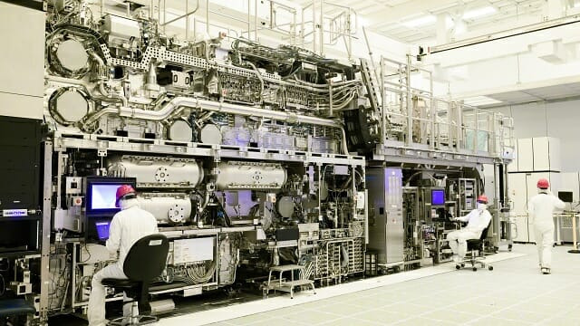미국 오레곤 주 힐스보로 소재 인텔 시설에 반입된 ASML 고개구율 EUV 장비 '트윈스캔 EXE:5000'. (사진=인텔)