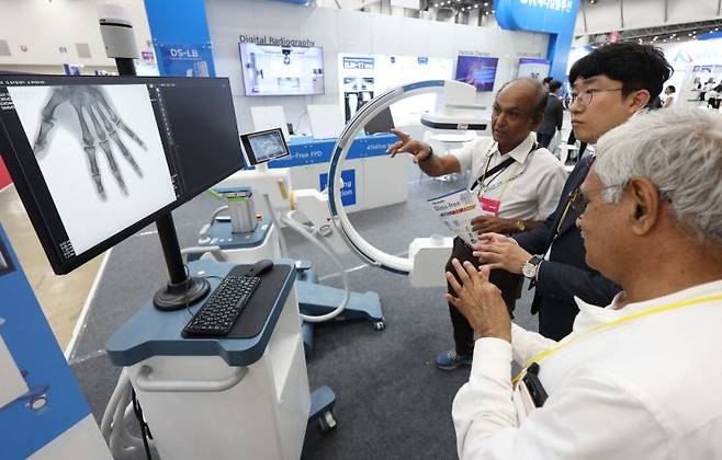 지난해 6월21일 대구 북구 엑스코에서 개막한 '2024 메디엑스포 코리아'에서 외국 바이어들이 의료기기를 살펴보고 있다. 연합뉴스