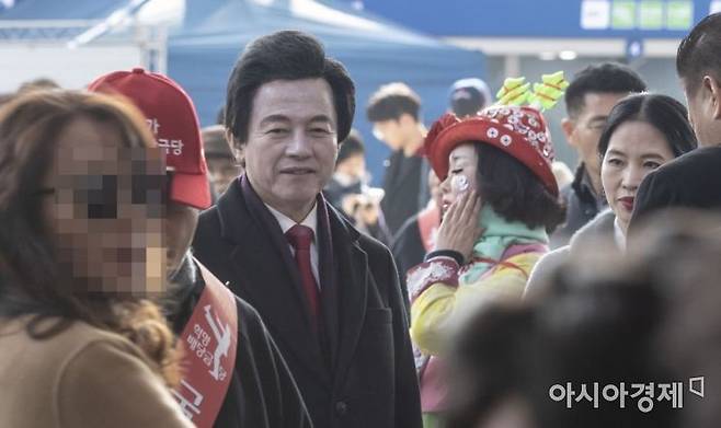 6월 3일 대통령 선거를 앞두고 허경영 국가혁명당 명예 대표 출마 여부에 대중의 관심이 쏠리고 있다. 매번 대선이 있을 때마다 요란한 출마 선언과 함께 파격적인 공약을 제시했던 그가 현재 대선 출마와 관련해 어떠한 언급도 나오고 있지 않아서다.  윤동주 기자