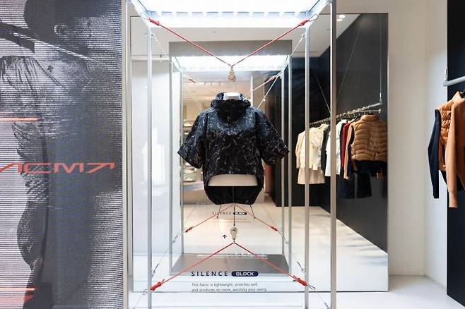 데상트골프가 '2025 비전 쇼케이스'에서 FW 컬렉션을 공개하고 있다. 데상트골프