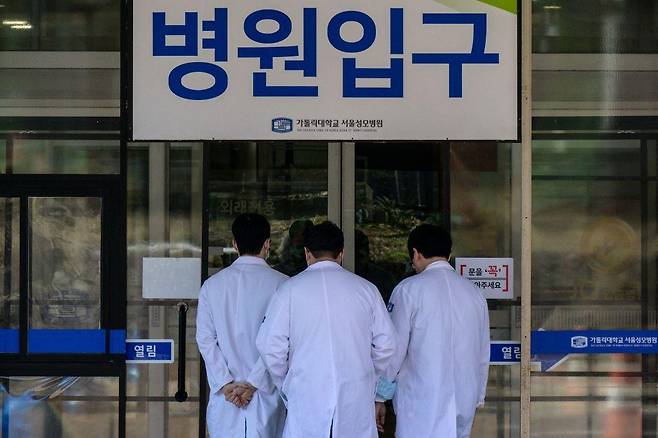 의학과 4학년들이 유급으로 인해 국가시험 응시가 불가능하게 되면 내년도 신규 의사 배출에 차질이 빚어질 수 있다는 관측이 나온다