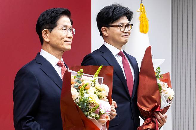 제21대 대통령 후보자 국민의힘 3차 경선에 진출한 김문수(왼쪽), 한동훈 국민의힘 대선 경선 후보가 기념촬영을 하고 있다. /국회사진기자단