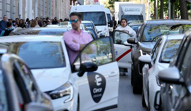 신호등도 깜깜 - 마드리드 도로 곳곳에선 신호등이 작동하지 않아 교통이 마비됐다. /EPA 연합뉴스