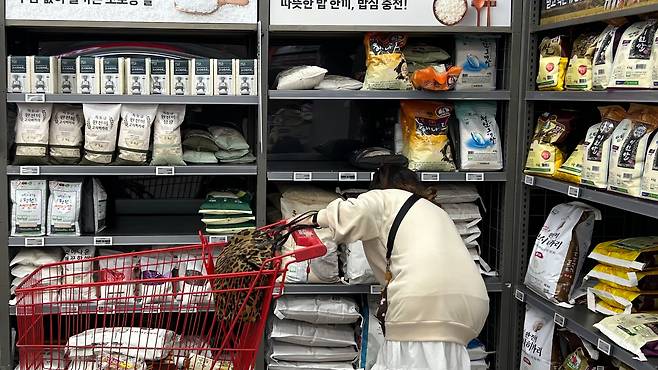 지난 24일 오전 11시 롯데마트 제타플렉스 서울역점 쌀코너. 저렴하다는 소문을 듣고 마트를 찾은 일본인 관광객이 한국쌀 가격표를 살펴보고 있다./조민희 기자