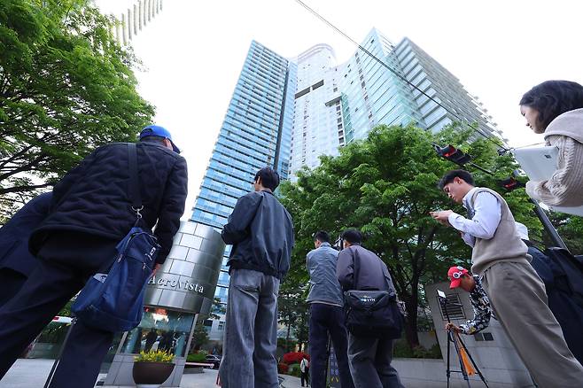 윤석열 전 대통령 부부와 건진법사 전성배씨 사이의 각종 의혹을 수사 중인 검찰이 윤 전 대통령의 사저에 대해 압수수색에 들어간 30일 서울 서초구 아크로비스타 앞에서 취재진이 촬영하고 있다. /연합뉴스