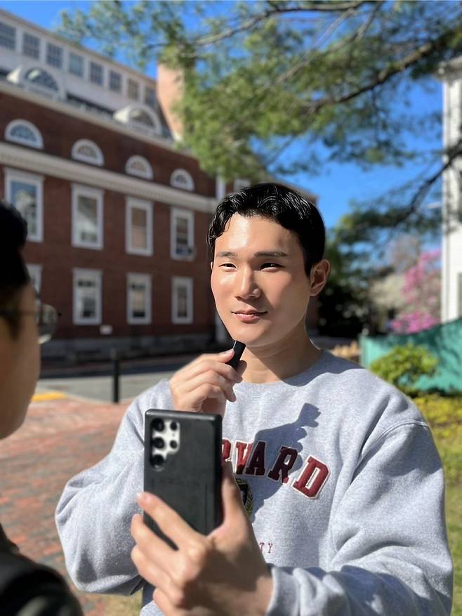 하버드대 교육대학원에 재학 중인 박성엽씨는 하버드대생을 인터뷰 한 콘텐츠를 인스타그램에 올리며 인기를 얻고 있다./박성엽 제공