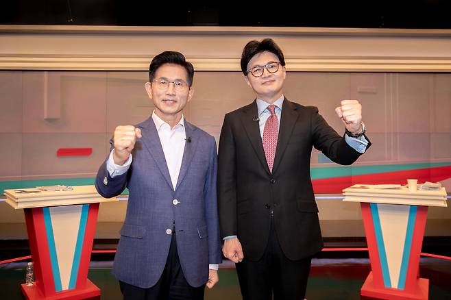 30일 오후 서울 중구 TV조선에서 국민의힘 제21대 대통령선거 경선 결선에 진출한 김문수(왼쪽) 한동훈 후보가 TV토론에 앞서 기념촬영을 하고 있다./장련성 기자