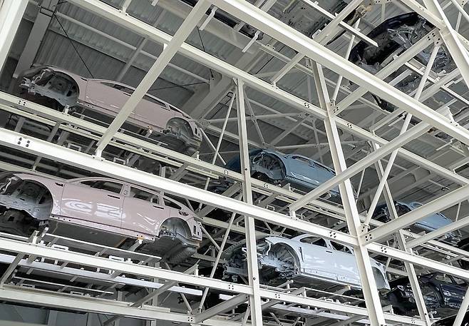 중국 안후이성 허베이시에 있는 전기차 기업 니오 공장. 각각 다른 색상의 자동차가 '큐브'에 보관돼 있다. 이 공장은 지능형 제조 관리 시스템 '톈궁' 덕에 개인 맞춤형 자동차를 14일 내에 생산할 수 있다./이윤정 기자