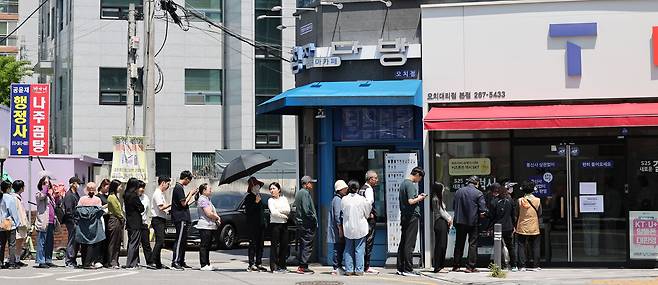 SK텔레콤 유심 무료 교체 첫날인 28일 오후 광주 북구 오치동 T월드 한 대리점에 시민들이 줄을 서고 있다. /뉴스1