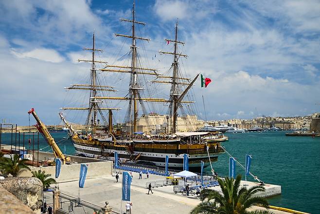 몰타 발레타 항구에 정박중인 아메리고 베스푸치함. /연합뉴스