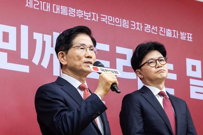 김문수 국민의힘 대선 경선 후보(사진 왼쪽)가 29일 서울 여의도 국민의힘 중앙당사에서 열린 21대 대선 후보 3차 경선 진출자 발표 행사에서 소감을 밝히고 있다. ⓒ국회사진기자단