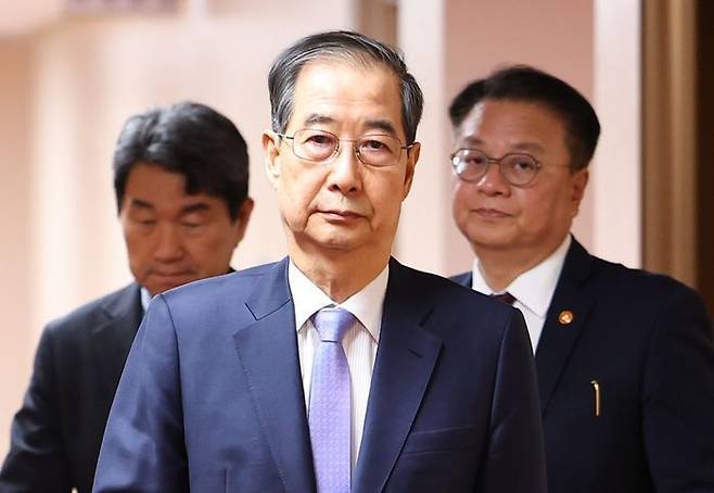 한덕수 대통령 권한대행 국무총리가 29일 정부서울청사에서 열린 국무회의에 입장하고 있다. ⓒ뉴시스