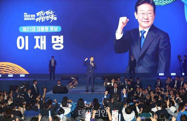 더불어민주당 대선 경선에서 제21대 대통령선거 후보자로 선출된 이재명 후보가 27일 오후 경기도 고양 일산서구 킨텍스 제2전시장에서 열린 더불어민주당 제21대 대통령선거 후보자 선출을 위한 수도권·강원·제주 합동연설회에서 대선 후보 수락 연설을 하고 있다. ⓒ데일리안 홍금표 기자