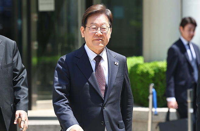 더불어민주당 이재명 대선 후보가 지난 29일 서울 서초구 서울중앙지방법원에서 열린 '대장동 배임ㆍ성남FC 뇌물' 1심 속행 공판이 끝난 뒤 법원을 나서고 있다.ⓒ연합뉴스