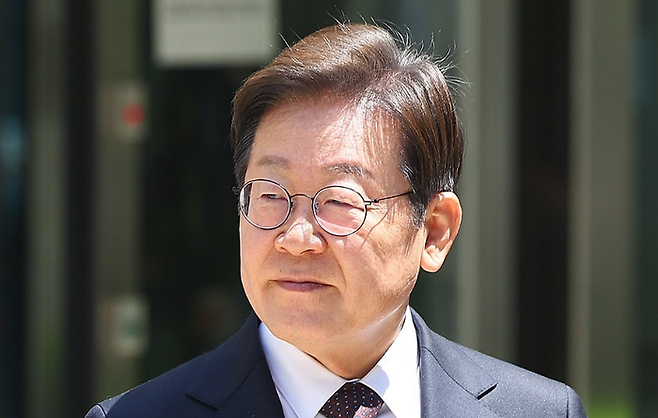 더불어민주당 이재명 대선 후보가 지난 29일 서울 서초구 서울중앙지방법원에서 열린 '대장동 배임ㆍ성남FC 뇌물' 1심 속행 공판이 끝난 뒤 법원을 나서고 있다.ⓒ연합뉴스