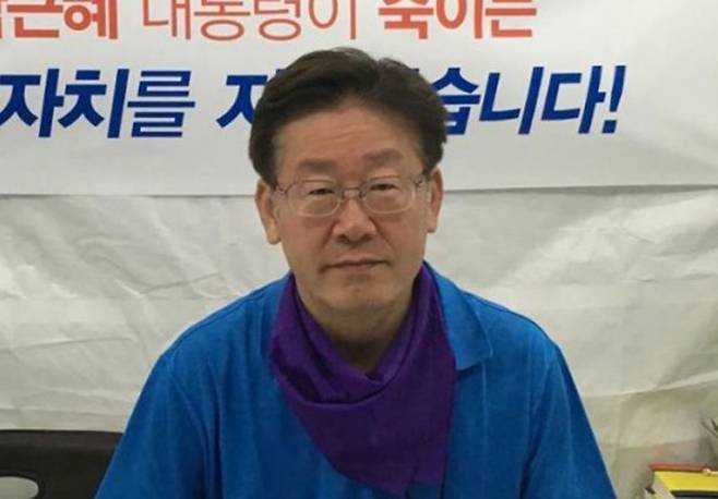 2016년 6월 박근혜 정부의 지방재정 개혁안 철회를 요구하며 서울 광화문광장에서 11일간 단식을 하는 모습.