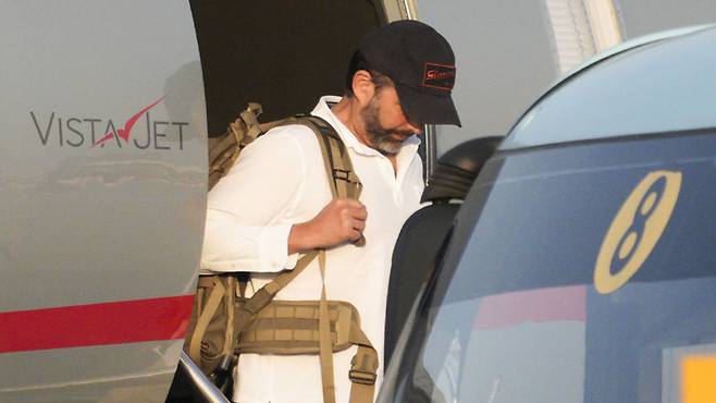 도널드 트럼프 미국 대통령의 장남인 도널드 트럼프 주니어가 29일 오후 서울 김포공항에 도착해 전용기에서 내리고 있다. 정용진 신세계그룹 회장의 초청으로 방한한 그는 30일 국내 주요 재계 인사들과 면담을 가질 예정이다. 공항사진기자단