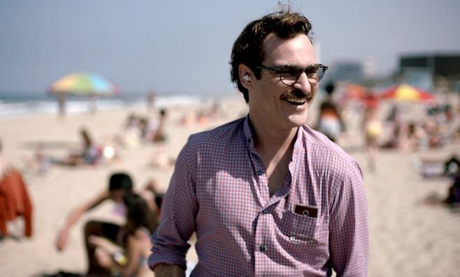 테오도르는 자신의 경험을 공유하기 위해 셔츠 주머니에 서맨사가 탑재된 기기를 넣고 다녔다. ㈜더쿱 제공