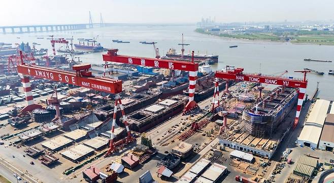 중국 장쑤성 난퉁시에 있는 조선소의 모습. 신화통신 뉴시스