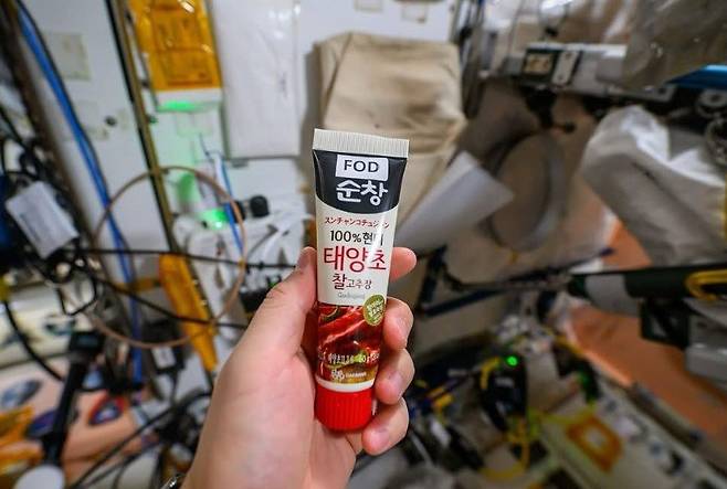 우주용 식품으로 만들어진 태양초 고추장을 인증하는 조니 김. 조니 김 인스타그램 캡처