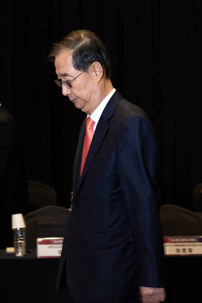 한덕수 대통령 권한대행 국무총리가 30일 서울 영등포구 중소기업중앙회에서 열린 ‘중소기업 규제혁신 현장 소통 간담회’에서 참석자들과 인사를 마치고 기념사진촬영을 위해 이동하고 있다. 대통령실사진기자단