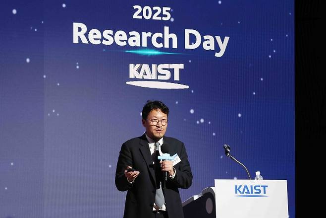 배현민 KAIST 전기및전자공학부 교수가 30일 '2025년 KAIST 리서치데이(Research Day)'에서 발표하고 있다. KAIST 제공