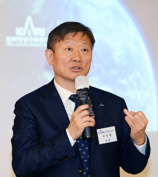 이상철 한국항공우주연구원장이 29일 취임 100일 기자 간담회에서 기자들의 질문에 답하고 있다. 항우연 제공