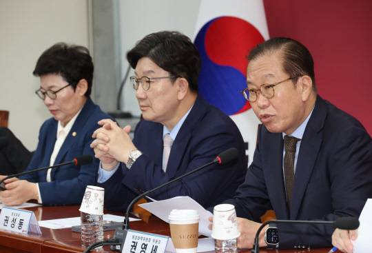 지난 4월28일 국민의힘 권영세(오른쪽) 비상대책위원장이 국회 본청에서 열린 비상대책위원회의에서 발언하고 있다. 가운데는 권성동 원내대표.<연합뉴스 사진>