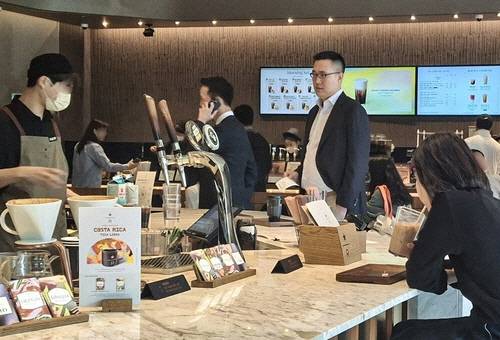 30일 도널드 트럼프 미국 대통령의 장남 트럼프 주니어를 만나기 위해 조선 팰리스 서울 강남에 모습을 드러낸 김동원(왼쪽) 사장과 김동선(오른쪽) 부사장. [연합뉴스]