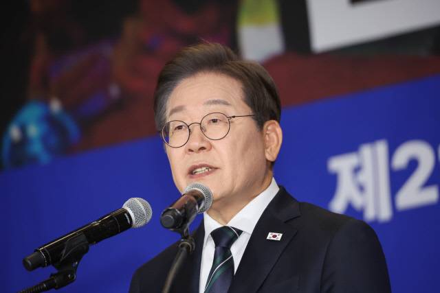 이재명 더불어민주당 대선 후보가 30일 서울 여의도 국회 의원회관에서 열린 더불어민주당 제21대 대통령선거 '진짜 대한민국' 중앙선거대책위원회 출범식에서 연설하고 있다. [연합뉴스]