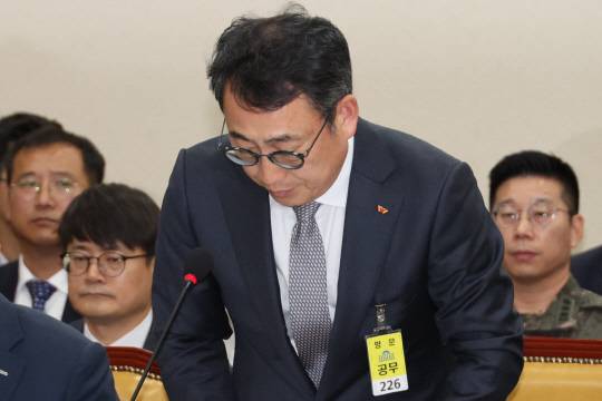 유영상 SK텔레콤 대표가 30일 국회 과학기술정보방송통신위원회의에서 열린 방송통신 분야 청문회에서 유심 해킹 사태에 대해 사과하고 있다. 연합뉴스