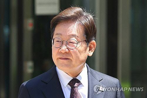 이재명 더불어민주당 대선 후보가 지난 4월 29일 서울 서초구 서울중앙지방법원에서 열린 '대장동 배임ㆍ성남FC 뇌물' 1심 속행 공판이 끝난 뒤 법원을 나서고 있다. [연합뉴스]