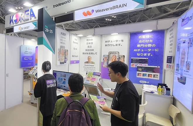 위버스브레인 직원들이 참여한 'EDIX Tokyo 2025' 부스 전경(사진=위버스브레인)
