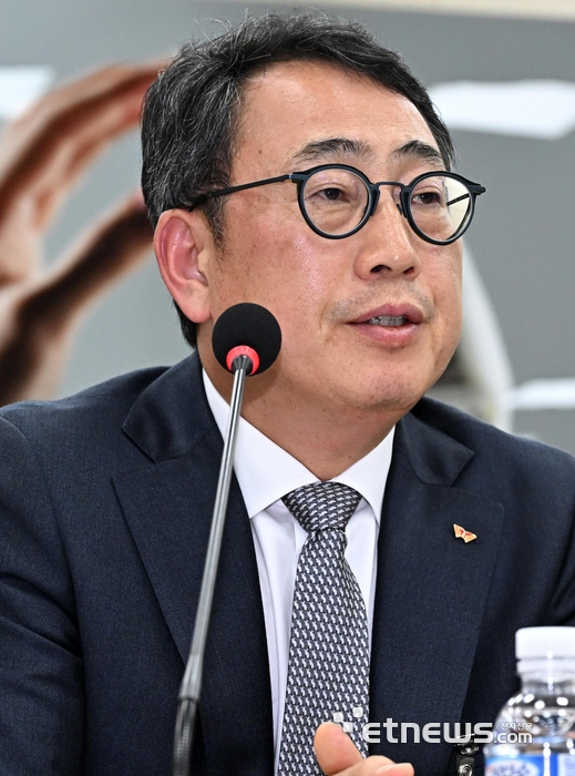 국회 과학기술정보방송통신위원회 방송통신분야 청문회가 30일 서울 여의도 국회에서 열렸다. 유영상 SK텔레콤 대표이사가 질의에 답변하고 있다. 이동근 foto@etnews.com