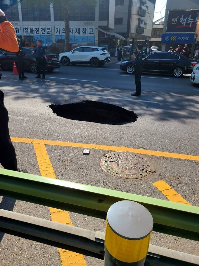 1745998850982.jpg 싱크홀) 서울 둔촌동역 인근 도로서 땅 꺼짐 발생…"인명피해 없어"