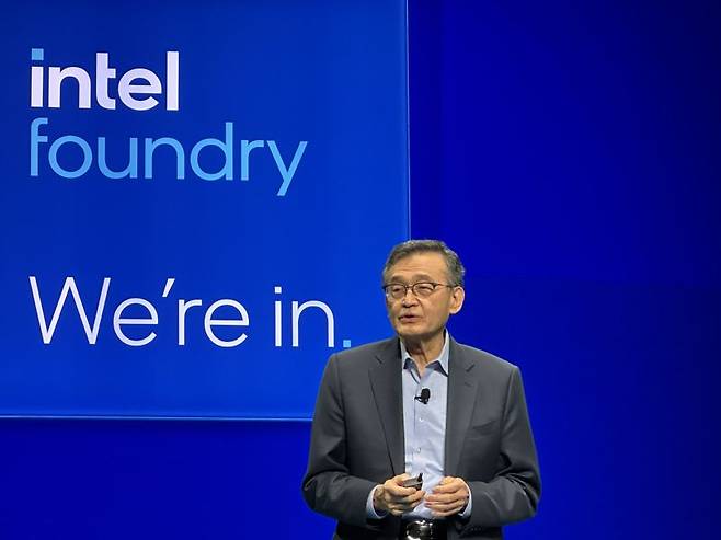 립부 탄 인텔 최고경영자(CEO)가 29일(현지시간) 미국 캘리포니아주 새너제이 컨벤션센터에서 열린 '인텔 파운드리 다이렉트 2025' 에서 기조연설을 하고 있다. 사진=홍창기 기자