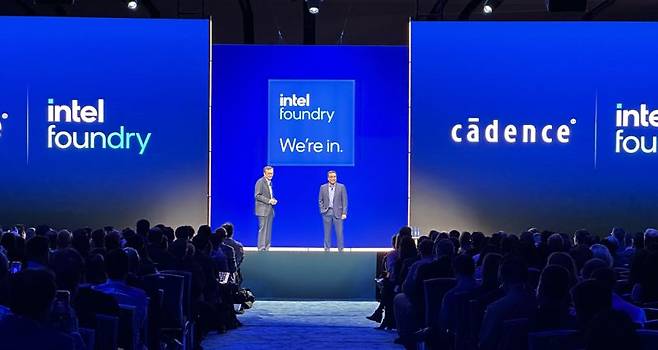 립부 탄 인텔 CEO(왼쪽)가 29일(현지시간) 미국 캘리포니아주 새너제이 컨벤션센터에서 열린 '인텔 파운드리 다이렉트 2025' 에서 케이던스의 CEO 애니루드 데브간과 인텔 생태계에 대한 이야기를 하고 있다. 사진=홍창기 기자